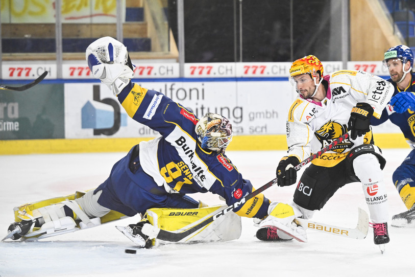 Jonathan Hazen efface le gardien davosien Gilles Senn et offre la victoire au HC Ajoie (photo : KEYSTONE/Gian Ehrenzeller).