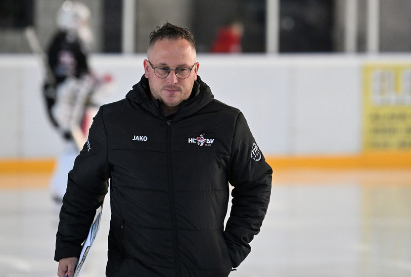 L'entraîneur du HC Delémont-Vallée Michaël Chételat n'a pas su guider son équipe vers la victoire contre Reinach. (Photo : Georges Henz).