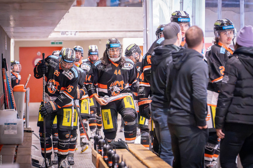 Dany Kocher (26), Quentin Delémont (44) et le HC Tramelan sont tombés sur la glace de Sarine-Fribourg (photo : archives Cédric Prudat).