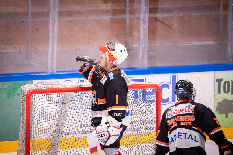 Dure soirée pour Robin Terrier et la défense du HC Tramelan. (Photo : archives Cédric Prudat).