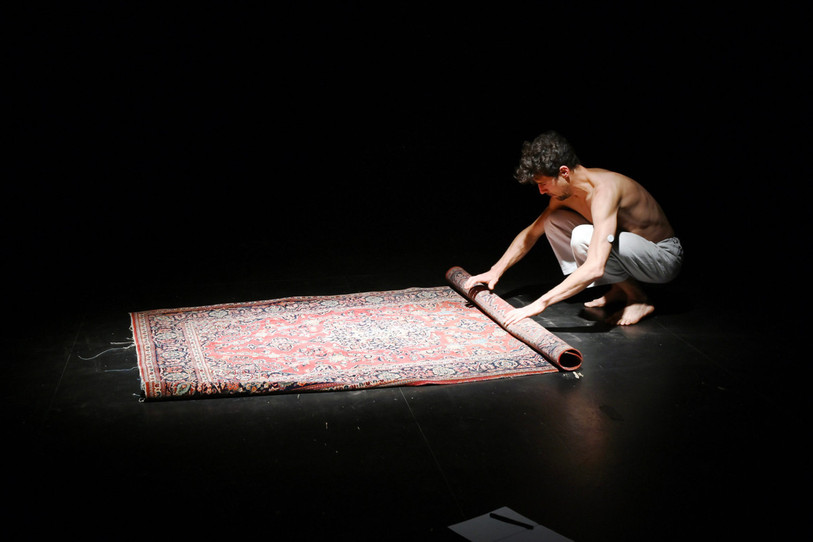 Antoine Zivelonghi a eu l’idée de ce spectacle en croisant le chemin d’un vieux tapis. (Photo : Frédéric Palladino)