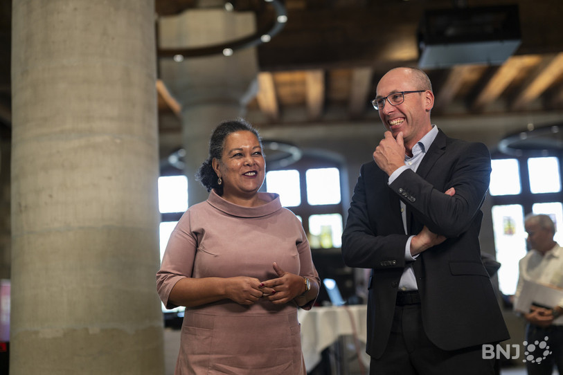 La candidate verte Hilty Haller en pleine discussion avec le conseiller national UDC Manfred Bühler dimanche lors des élections fédérales.