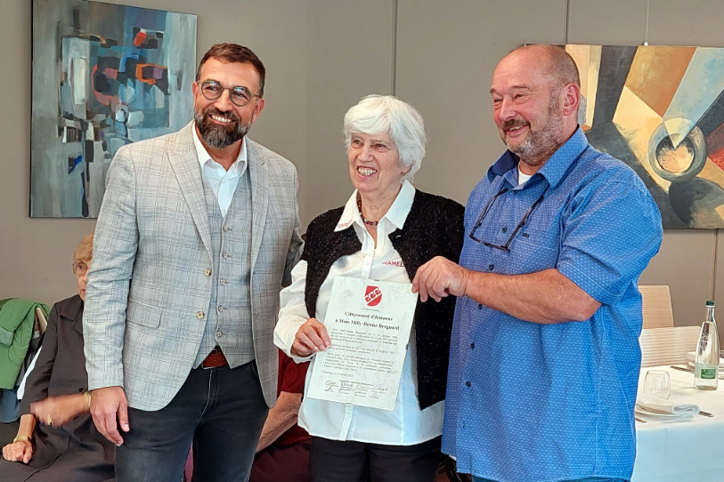 Milly Bregnard reçoit les honneurs de sa commune. (Photo : Commune de Tramelan)