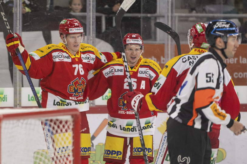Les Finlandais Jere Sallinen (76) et Toni Rajala (25) reçoivent du renfort au sein de la légion étrangère du HC Bienne (photo : KEYSTONE/Alessandro della Valle).