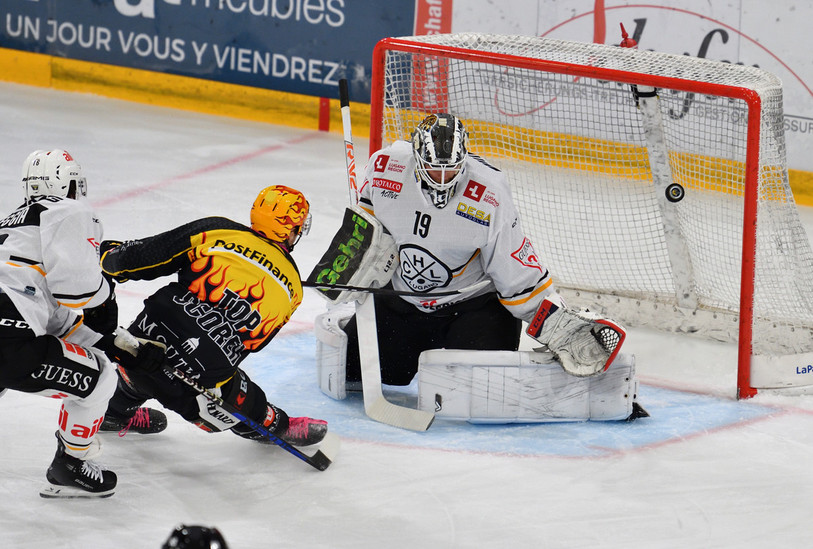 Jonathan Hazen inscrit le 1-1 mardi soir pour le HC Ajoie face à Lugano (photo : Georges Henz).