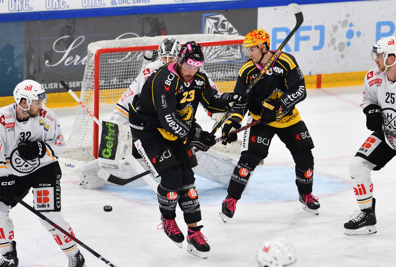 Le HC Ajoie de Frédérik Gauthier (23) et Jonathan Hazen met la pression sur la défense de Lugano (photo : Georges Henz).