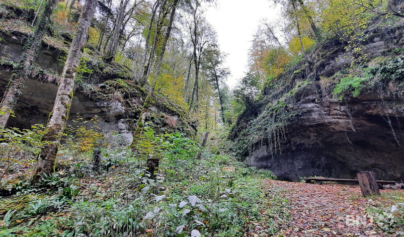 Le chemin s'engouffre entre les deux cavités...