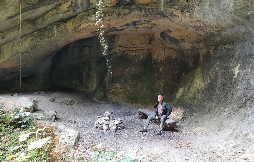 Le maire de Courgenay Didier Jolissaint est installé dans une cavité sur le site des Grottes de St-Nicolas.