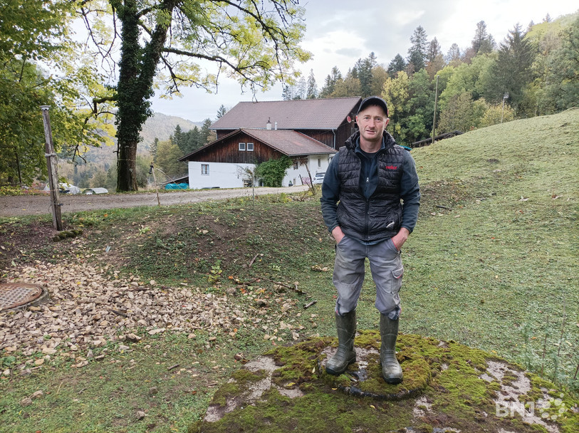 Sous les pieds de Sébastien Haldimann se trouve la citerne qui alimente les conduites d'eau de sa ferme.