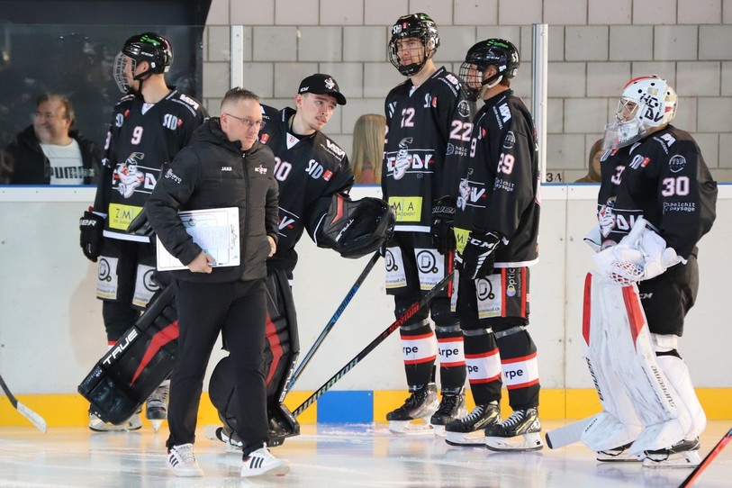 Michael Chételat et ses joueurs devront livrer une dernière bataille pour se maintenir. (Photo : HC Delémont-Vallée/Yann-Eric Rebetez).