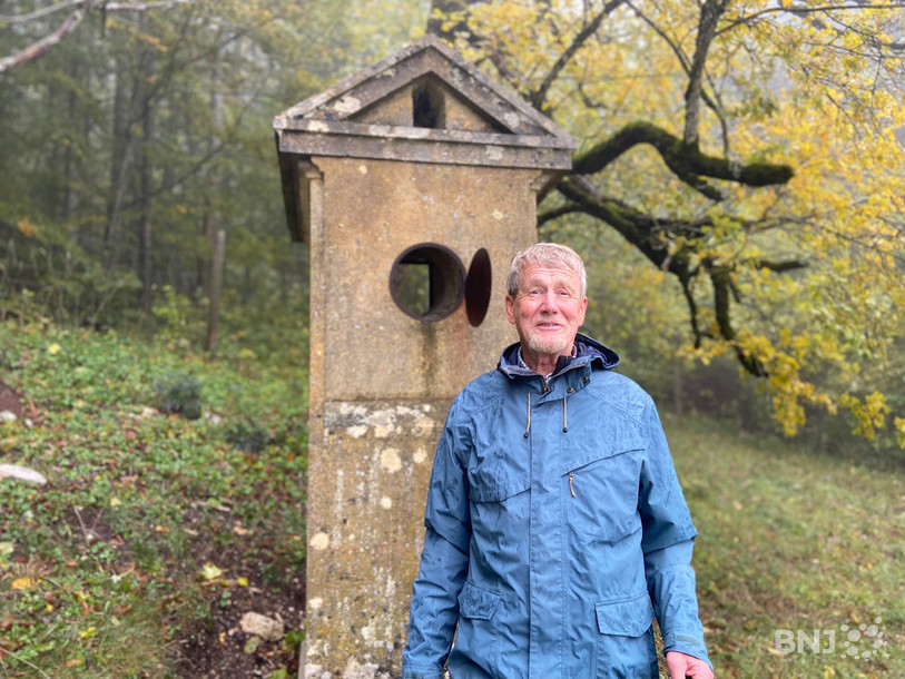Pierre Sydler, membre de l'association Espace Temps, devant la mire de Chaumont