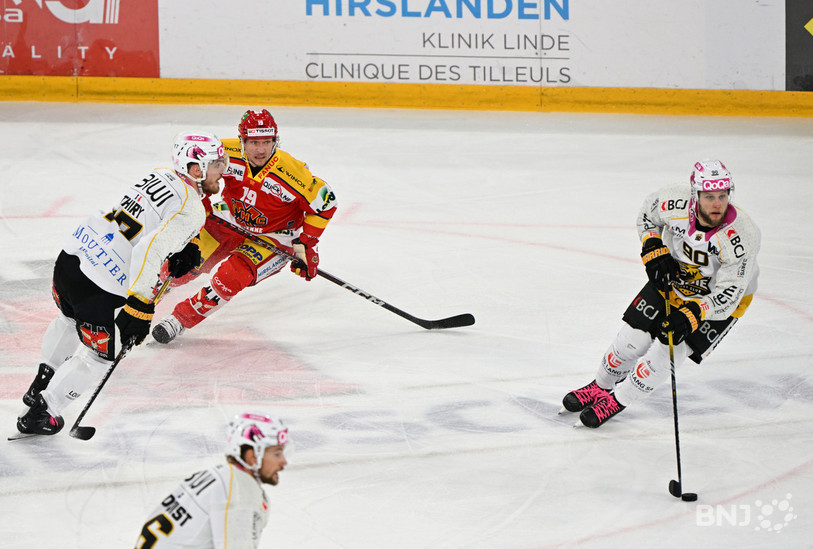 Jannick Fischer emmène la relance du HC Ajoie contre Bienne (photo : Georges Henz).
