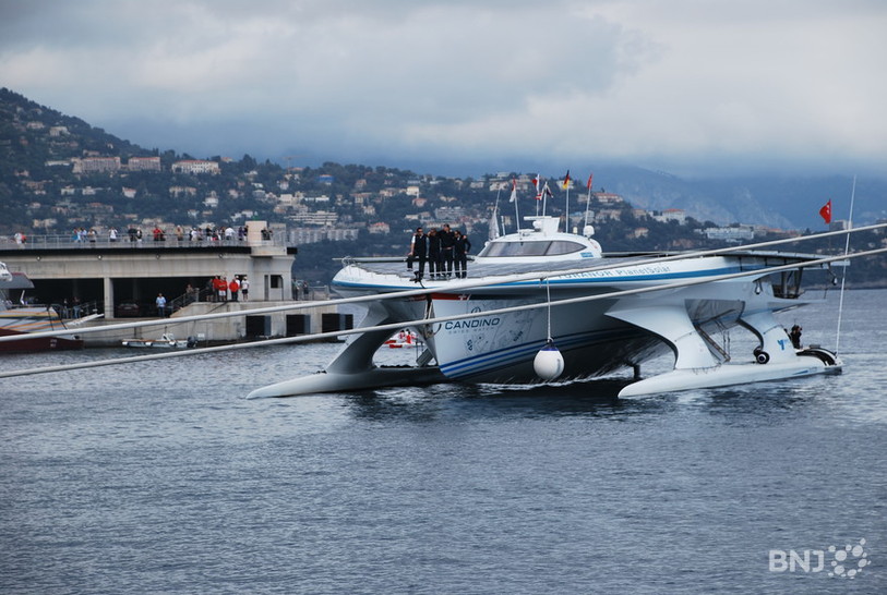 Planet Solar arrive au port de Monaco