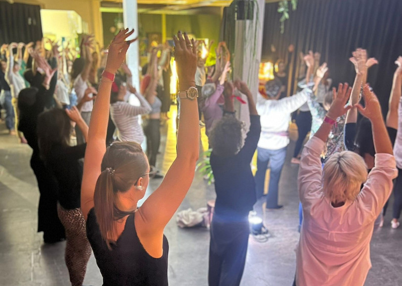 La soirée Let go Mama a débuté avec une séance de yoga dansant. (Photo : Let go Mama)