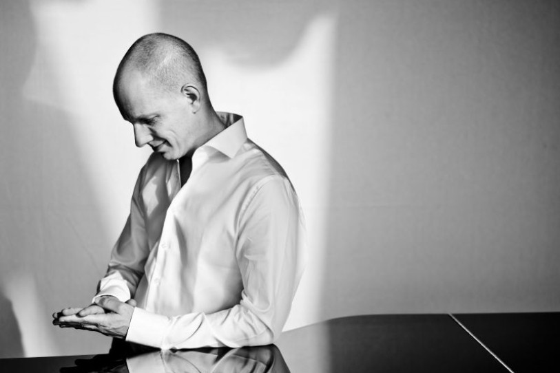 Olivier Cavé se produit ce lundi au Théâtre du Jura.