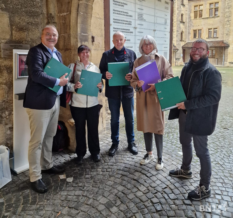 L'initiative a été déposée lundi après-midi au Château de Neuchâtel par les membres du comité d'initiative. De gauche à droite: Philippe Bauer, Sandra Menoud, Francis Krähenbühl, Pascale Leutwiler et Gaëtan Dubois. (Photo : Comité d'initiative)
