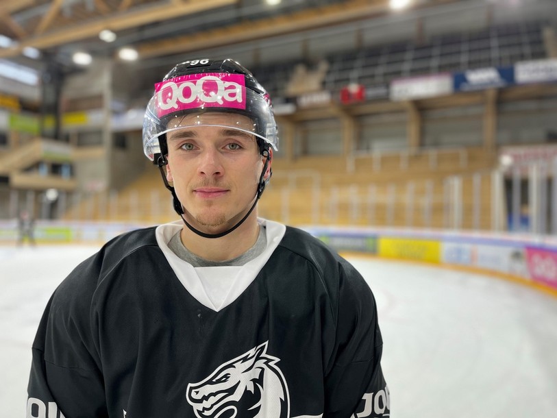 Dmytro Timashov a griffé la glace avec le HC Ajoie pour la première fois lundi matin.