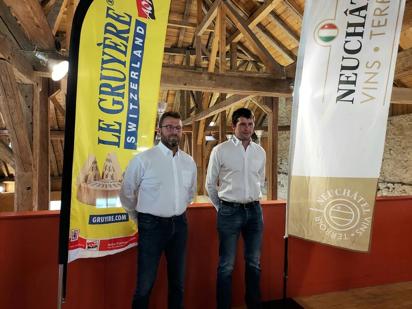 Le fromager Stéphane Menoud (à gauche) et le président de la société de la fromagerie des Chaux Edouard Philipona ont vu leur gruyère primé ce lundi. 