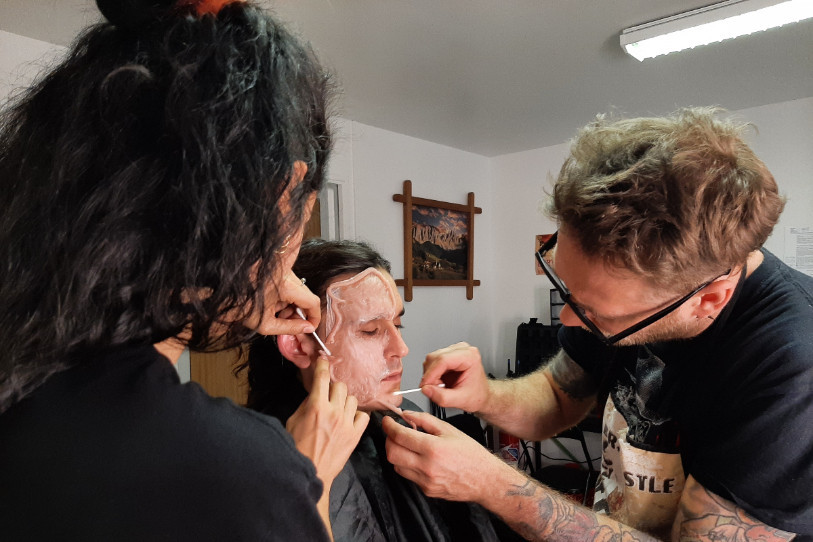 Wilfried Pirrin en plein maquillage. (Photo : Galerie du Sauvage)