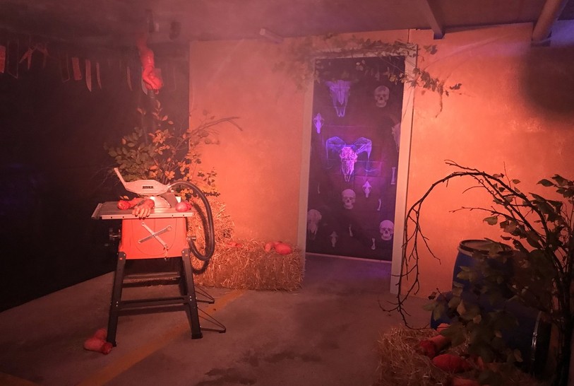 Un labyrinthe sur le thème des films d’horreur cultes a vu le jour dans un garage à la rue de la Colline à Péry.