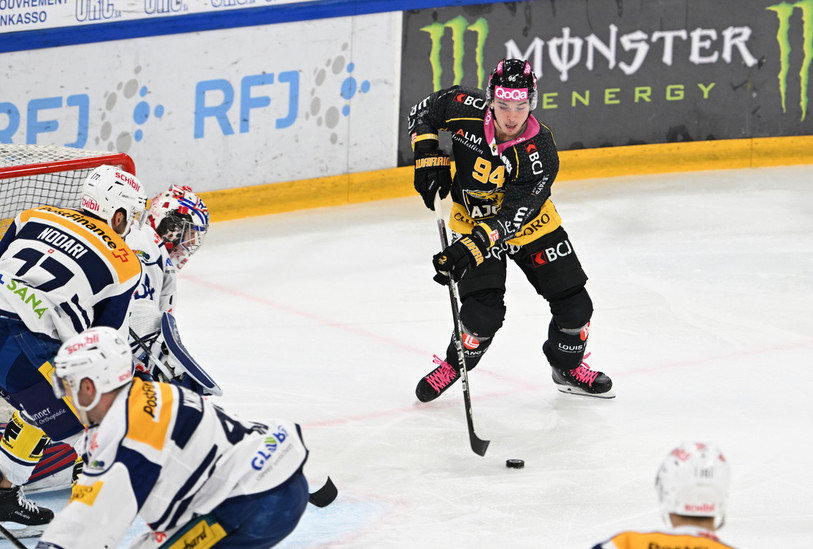 Le nouvel attaquant suédois du HC Ajoie Dmytro Timashov a laissé une belle impression pour sa 1re sortie mardi soir à Porrentruy face à Kloten (photo : Georges Henz).