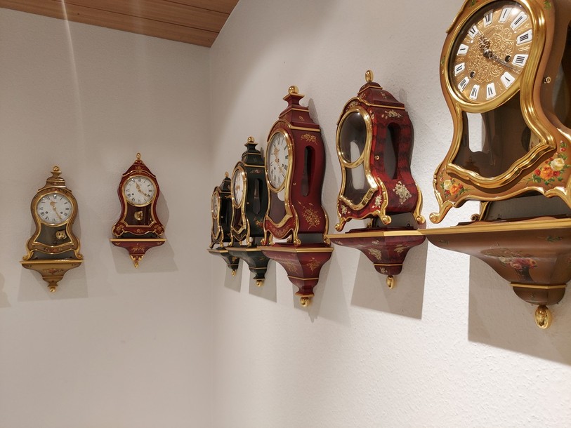 Les pendules neuchâteloises sont faites, à l'origine, pour être suspendues au mur. 