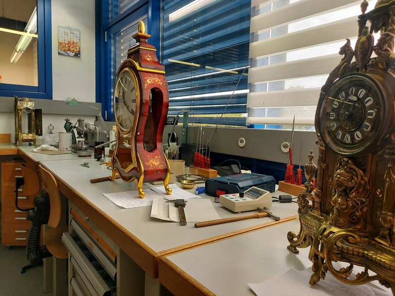 Le Castel révise et répare des pendules de toutes les époques dans son atelier. 