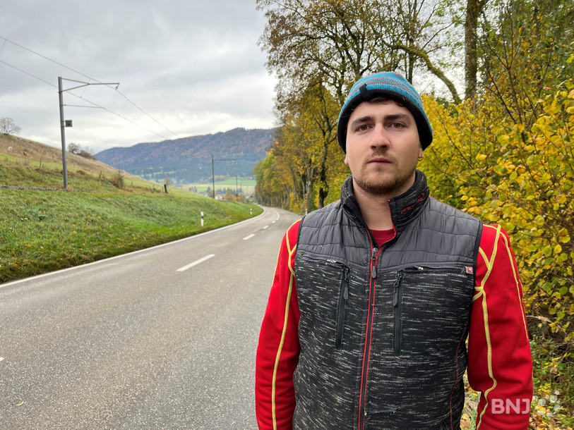 Roman Bueche, garde forestier à ValForêt SA, jette un dernier coup d'œil sur cette centaine d'arbres malades qui disparaitront dès le lundi 6 novembre.