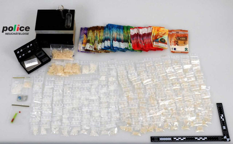 La police a saisi 380 grammes de crystal ainsi que 20'000 francs. (Photo : Police neuchâteloise)