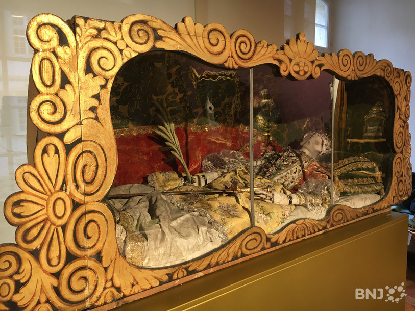 La sainte Faustine repose dans un châsse-reliquaire, exposée pour quelques mois au Musée de l'Hôtel-Dieu.