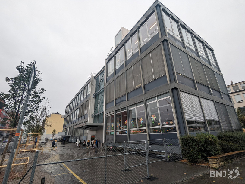 L'établissement scolaire se trouve à la rue des Prés 90. 
