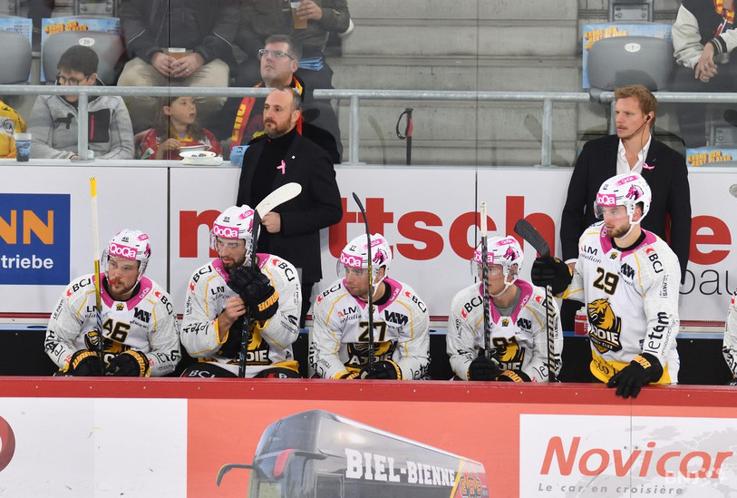 Gregory Sciaroni (debout à droite) apporte son expérience sur le banc du HC Ajoie depuis 2 semaines (photo : Georges Henz).