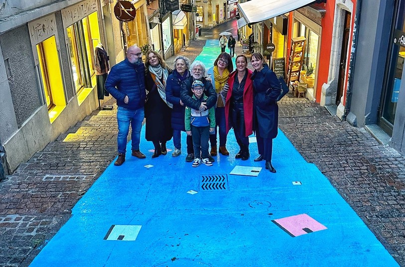 Antonio Coï (au centre) posant sur sa fresque.