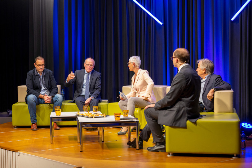 De gauche à droite: Patrick Linder, président de la fondation du Grand Chasseral, Mario Annoni, chef du projet Avenir Berne romande, Claudia Nuara, animatrice du débat, Alain Pichard, député au biennois au Grand Conseil, Corentin Jeanneret, maire de St-Imier et député au Grand Conseil. (Photo : Yann Béguelin/BIST)