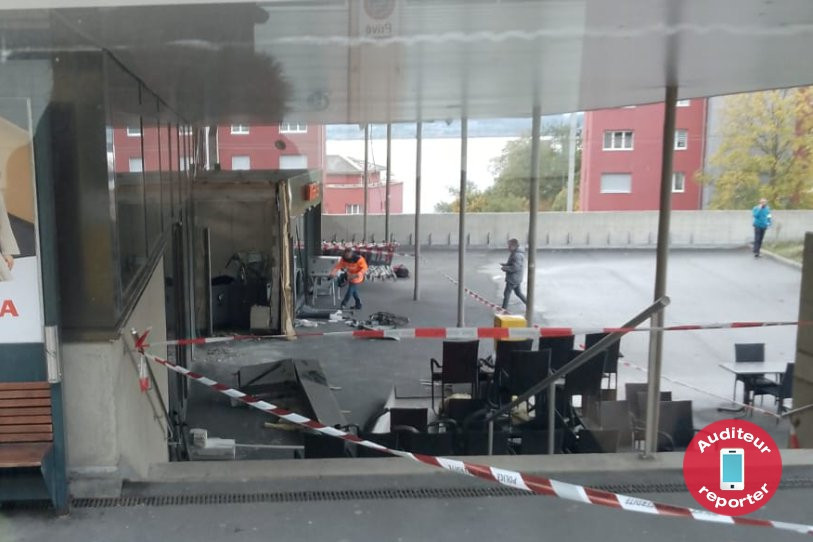 Des individus ont attaqué le distributeur de billets de la Migros des Portes-Rouges vers 3h du matin ce vendredi. (Photo : auditeur-reporter)