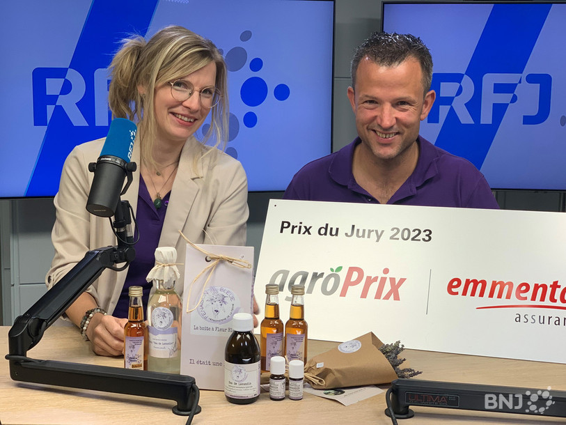 Aurélie Chèvre et son époux posent en compagnie du prix reçu jeudi soir à Berne.