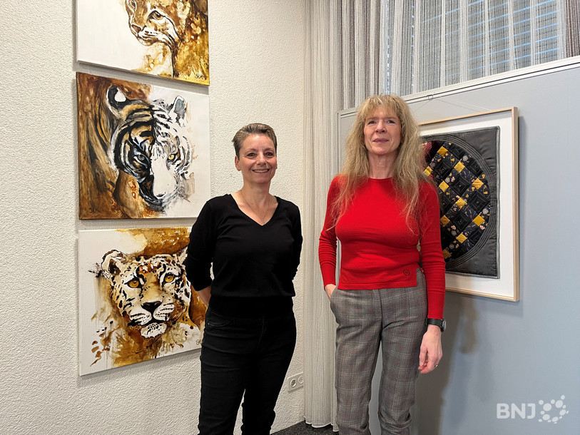 Sylvie Kremser, artiste peintre, et Ute Winselmann, curatrice de l'exposition (de gauche à droite), ont le sourire à 48h du vernissage de la 15e édition d'EvilArt