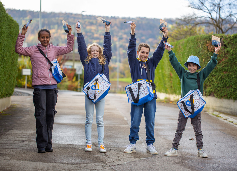 Les élèves de Courtételle participent à la vente. (Photo : Pro Junior Arc jurassien / Théophile Boucard)