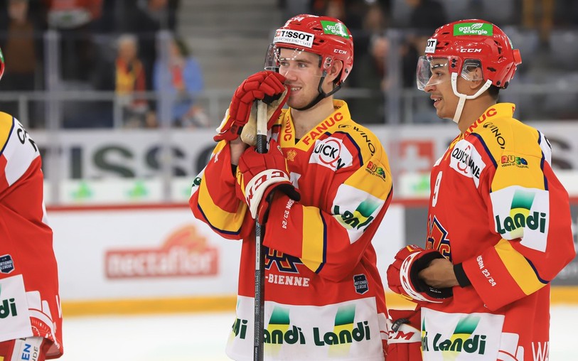 Jérémie Bärtschi (au centre) poursuivra sa carrière avec le HC Bienne, son club formateur. (Photo: Mauricette Schnider)