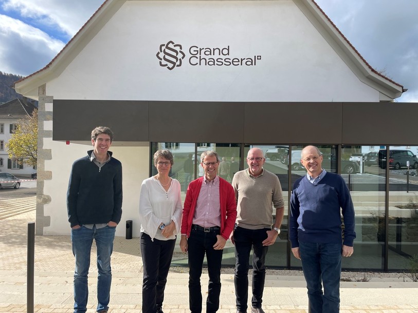 De gauche à droite : David Vieille, Moussia de Watteville, Jean-Luc Juvet, François Roquier et Fabien Vogelsperger ont présenté Région Energie à la Couronne de Sonceboz ce vendredi.