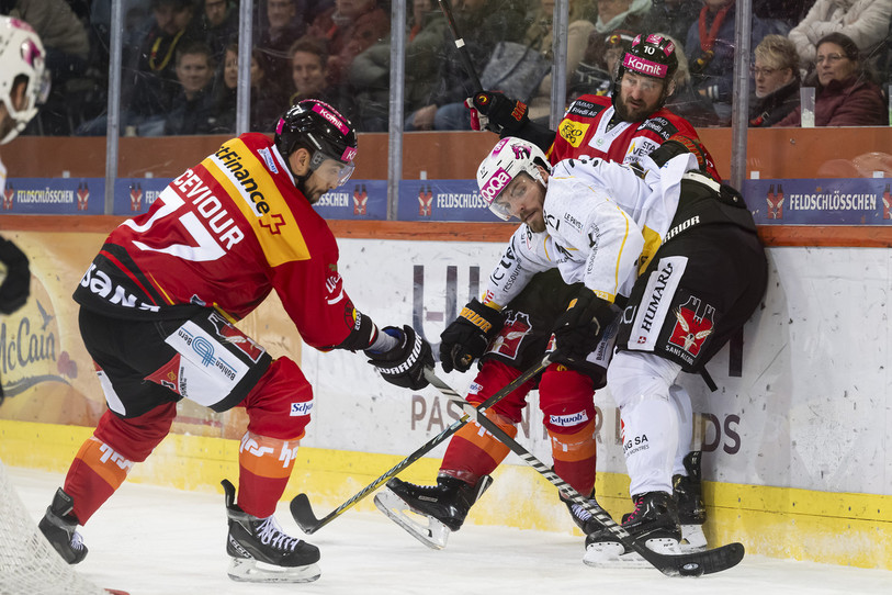 Thomas Thiry et la défensive du HC Ajoie ont eu un gros travail vendredi soir à Berne (photo : KEYSTONE/Anthony Anex).