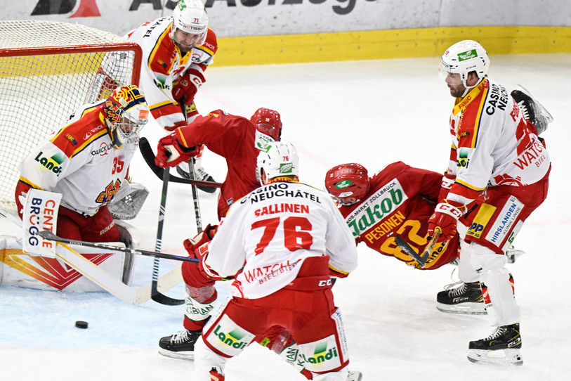 Les Emmentalois Pascal Berger et Harri Pesonen mettent la pression devant la cage du gardien biennois Harri Säteri. Les Tigres ont eu le dessus. (Photo: KEYSTONE/Marcel Bieri)