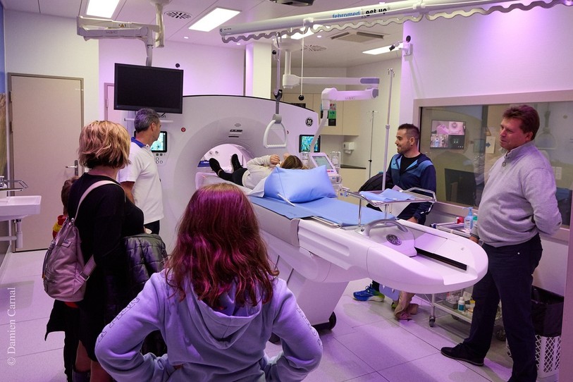 Les visiteurs ont notamment la possibilité de découvrir un scanner de dernière génération. (Photo : Réseau de l'Arc)