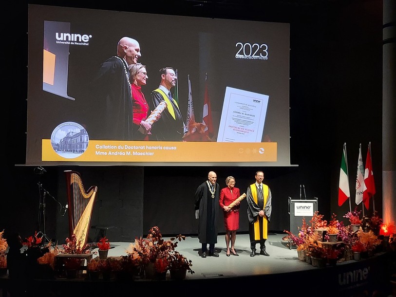 Andréa Maechler a reçu sa distinction des mains du recteur Kilian Stoffel (à gauche) en compagnie du doyen de la faculté des Sciences économiques Peter Fiechter.