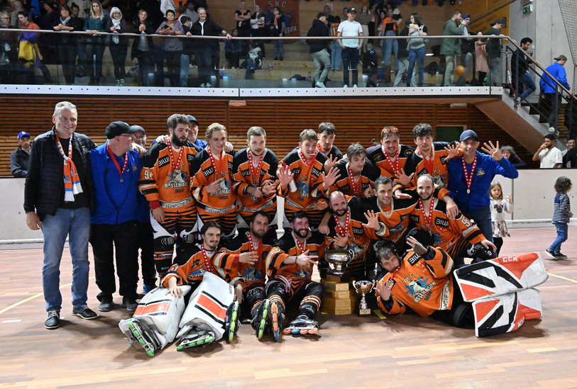 Le trophée pour le SHC Rossemaison. (Photo: Georges Henz)
