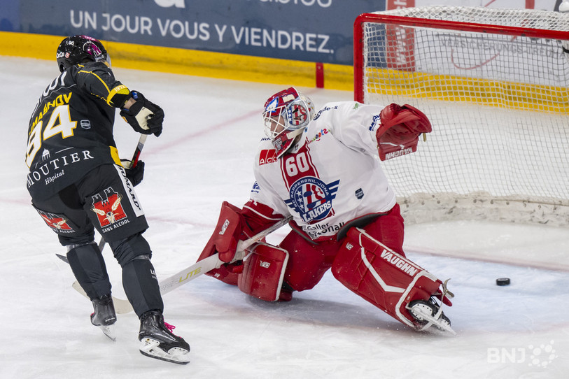 Dmytro Timashov ouvre le score au bout d’une échappée remarquable qu’il a conclue en glissant le puck entre les jambes du gardien de Rapperswil Melvin Nyffeler. (Photo : KEYSTONE/Georgios Kefalas)