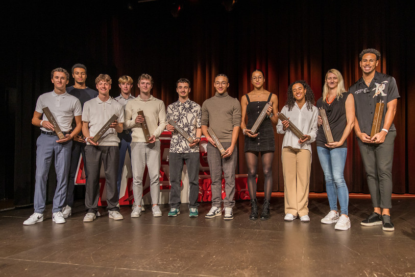 Mathieu Chèvre (au centre) sur la scène avec les autres athlètes lauréats. (Photo : athletix.ch/Swiss Athletics)