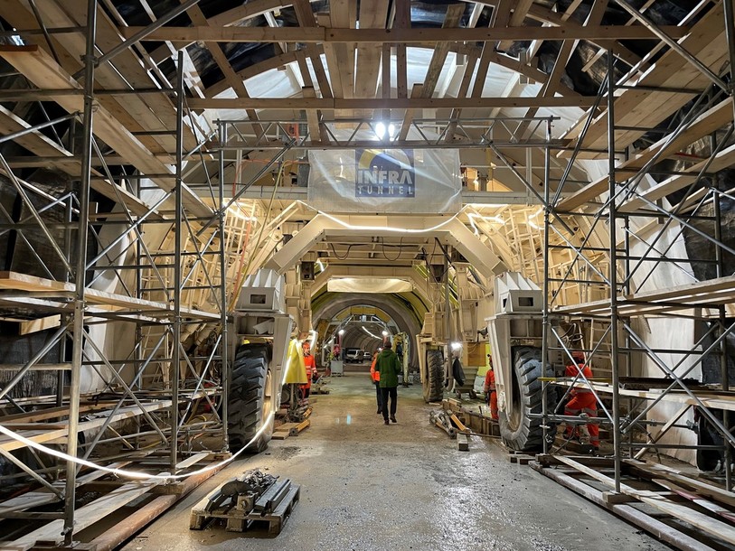 Les ouvriers s'occupent d'assainir le tunnel 8 de l'A16 .