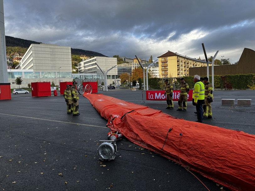 La digue mobile anti-crues est désormais à disposition des sapeurs-pompiers de la Région de défense incendie du Littoral.