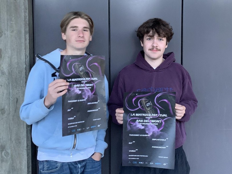 Flavien Nicoulin et Tom Burkhalter tenant fièrement l'affiche de leur évènement.